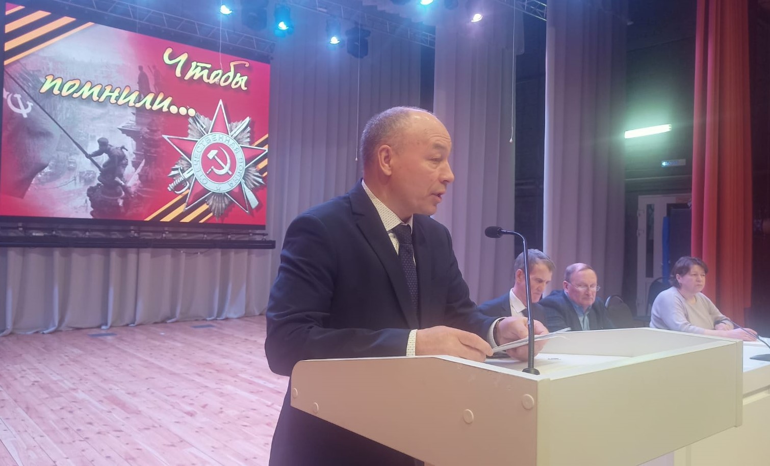Нам эту память беречь